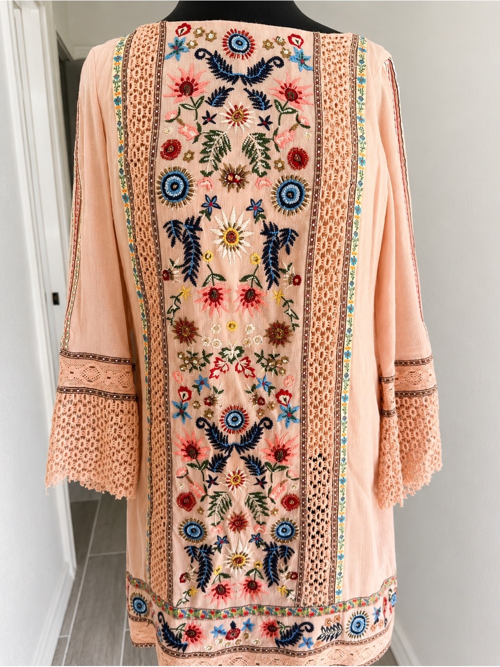 Alice + Olivia Embroidered Blush Tunic with Floral Detail size 6